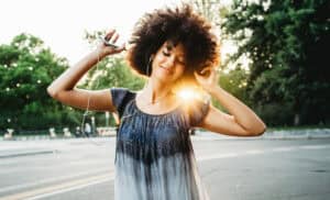 De vrouw op deze foto is in een hoge vibratie: positieve gevoelens opwekken is essentieel als je wilt creëren met de Law of Attraction!