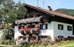 Ein Haus mit Balkonen. Terrassen gestalten mit Pflanzen Ein Haus mit Balkonen. Terrassen gestalten mit Pflanzen