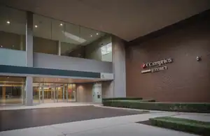 Allen Madelin bâtiment entrée principale alignée et signage Comptrons?.
