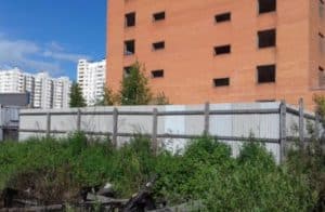 Обязан содержать прилегающую территорию