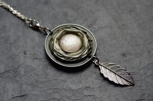 Herbstliche Upcyclingkette mit bunter Kaffekapsel