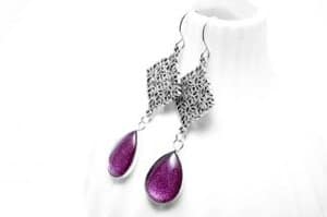 Filigrane Ornamentohrringe mit Tropfen