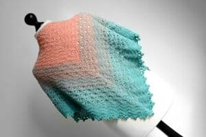 Gehäkeltes Dreieckstuch mit Farbverlauf