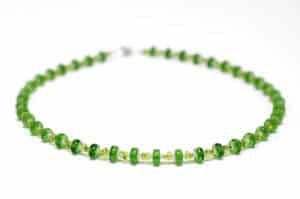 Zarte Halskette Limette und Weiß