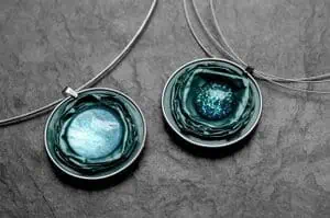 Upcycling Schmuck mit grünem Anhänger aus Kaffeekapsel