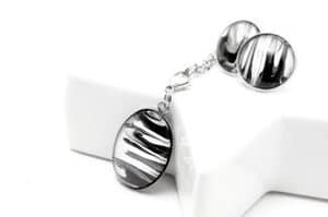 Ohrstecker aus Edelstahl mit Zebramuster