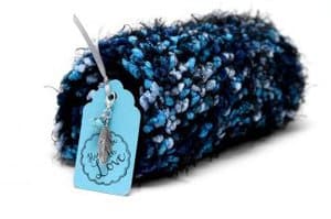 Gestrickter Schlauchschal Türkis mit passendem Charm