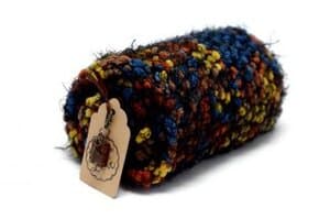 Kuscheliger Rundschal in Herbstfarben mit Anhänger