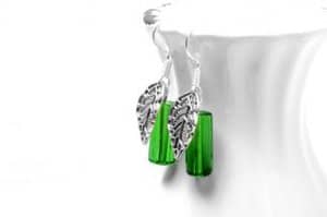 Grüne Hängeohrringe mit Blatt
