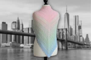 Leichtes Schultertuch in Pastellfarben