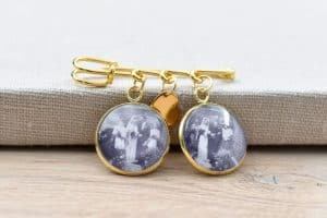 Antike Foto-Schlüsselring mit nostalgischen Familienporträts im Vintage-Stil, personalisierte Schmuckaccessoire, Goldfassung, Erinnerungsstück für Generationen, handgemacht, einzigartig.