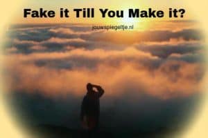 Affirmeren: fake it till you make it? Een man staat tussen de wolken en ziet ver weg de zon...