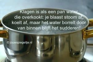 stop met klagen afgebeeld door een pan water op het fornuis, die over dreigt te koken