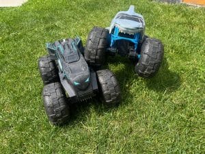 MonsterJAM RC Batman Truck auf dem Boden im Einsatz