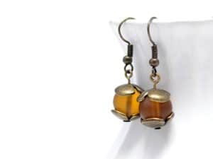 Ockerfarbene Glasperlenohrringe Herbstgold