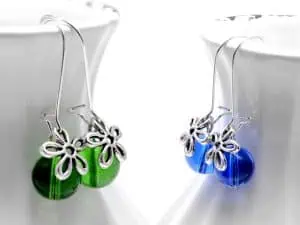 Glasperlenohrringe mit Blumenanhänger