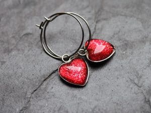 Romantische Edelstahlkreolen mit Herzanhänger