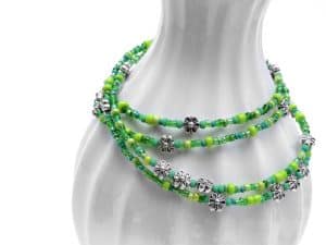 Doppelte Wickelkette mit grünen Perlen und Blumen