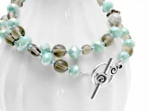 Halsnahe Glasperlenkette in Pastell