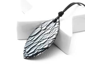 Glamouröse Kette mit schwarzem Anhänger
