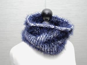 Blauer Rundschal im Materialmix – Eisglitzer
