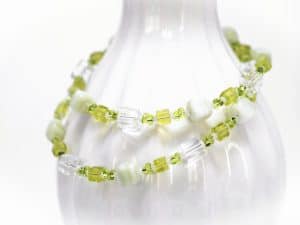Leichte Glasperlenkette in Limette und Weiß mit frischem, modernem Design