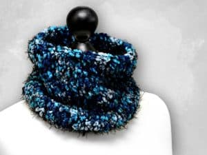 Gestrickter Schlauchschal in Türkis