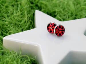 Glücksbringer als Ohrstecker mit Marienkäfer-Motiv