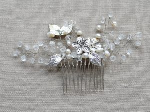 Haarkamm mit Blümchen