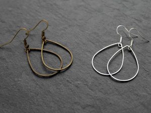 Hängeohrringe mit filigranen Tropfenanhänger