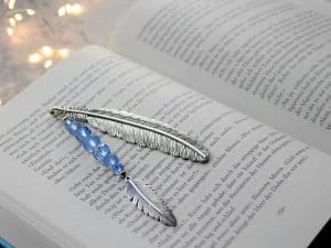 Lesezeichen mit blauen Glasperlen und Feder Anhänger