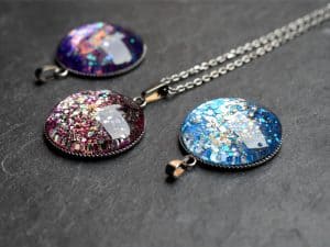 Bunte Kette mit Glitzeranhänger aus Edelstahl