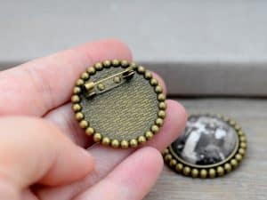 Memorial als Vintage Brosche