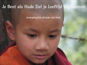 Ben jij wijzer dan je leeftijd zoals deze baby die een boeddhistisch monnik is, hij straalt een eeuwenoude wijsheid uit.