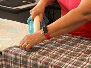 Frau Kata von Bügelservice Bügelwolf macht bügeln