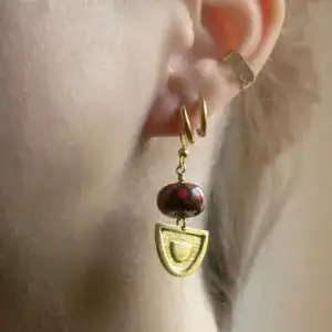 boucle-oreille-noae-demi-ovale-bordeaux-orange-modèle-2