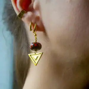 boucle-oreille-noae-triangle-bordeaux-orange-modèle