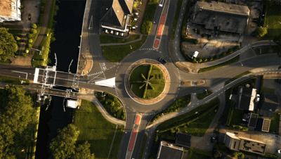 Une image aérienne du rond-point local.