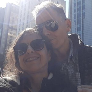 Cláudio e Mara, aos 60 anos, na Avenida Paulista: a vida depois de muitas sentenças que não se cumpriram.