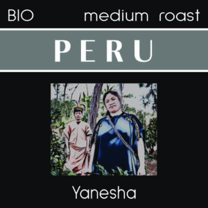 2 Yanesha in traditioneller Kleidung im Wald