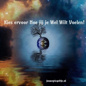 Alles is energie, op de foto een kleine wereldbol in een universum van energie, wat hier symbool voor staat.