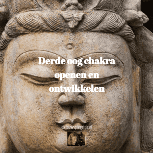 Het derde oog chakra wordt hier getoond op een beeld van het hoofd van Boeddha.