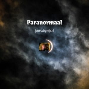 paranormaal rubriek op Jouw Spiegeltje, op de foto een maan verlichte hemel met woken en een sikkelvormige maan, lekker mysterieus!