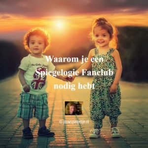 Iedereen kan een Spiegelogie-fanclub beginnen. De twee kleine peutertjes op deze foto hebben een aangeboren talent om elkaar te steunen. Ze staan hand in hand met de zonsondergang op de achtergrond
