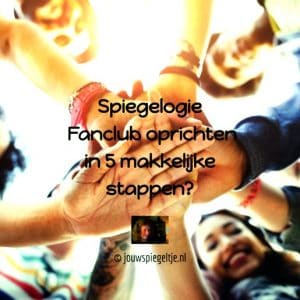 Iedereen kan een spiegelogie fanclub oprichten, van jong tot oud, op de foto een group mensen die elkaars handen vasthouden