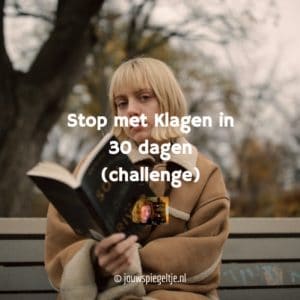 Stop met klagen in 30 dagen, deze dame die met een boek op een bank buiten zit, overweegt om mee te doen