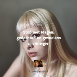 Stop met klagen want wat je zegt, denkt en voelt daar krijg je meer van. De vrouw met blond haar op de foto lijkt hierover na te denken