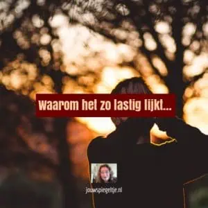 negatieve eigenschappen positief ombuigen lijkt lastig, maar als je begrijpt waarom je ze hebt wordt het een stuk makkelijker, op de foto een man die met de handen in het haar zit, op de achtergrond een ondergaande zon en bomen