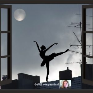 Vertrouwen op het Universum is best een vaag begrip. Het betekent loslaten, maar wat dan? In ieder geval de controle. Zodat je ontspannen bent. Net als de danseres die in de opening van het raam een pose aanneemt in silhouet vorm. De volle maan is ook te zien