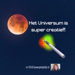 Het Universum is super creatief, daarom kun je vertrouwen op het Universum. Op de afbeelding zie je een blauwe hemel met volle maan en een toverstokje